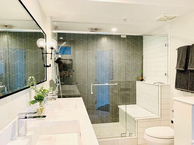 Building Photo - Live in the Heart of Little Italy! GORGEOUS 2BD/2BA Condo w/ Loft!