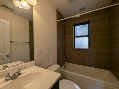 Building Photo - 1821 W Leland Ave