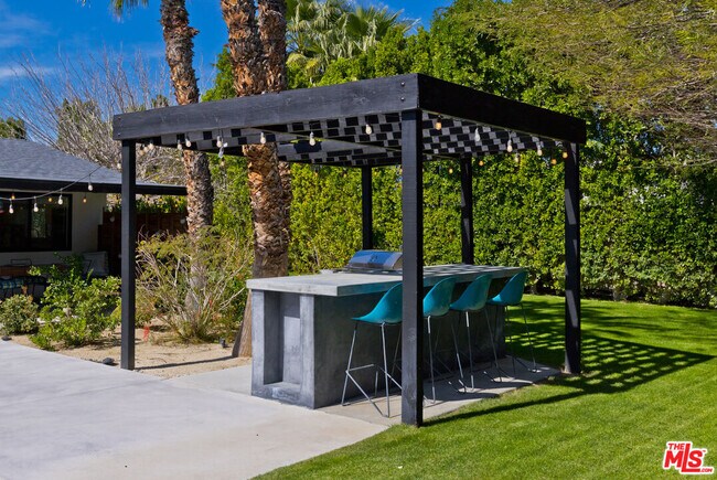 Building Photo - 2660 N Farrell Dr