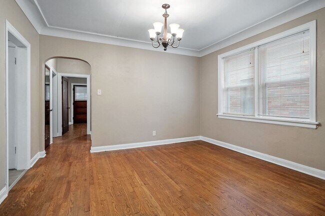 Building Photo - The Big Ol-eetha