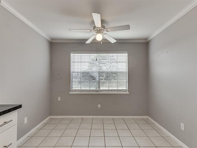 Building Photo - 1703 E Lindsey St