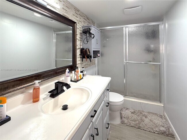 Building Photo - 4160 Inverrary Dr