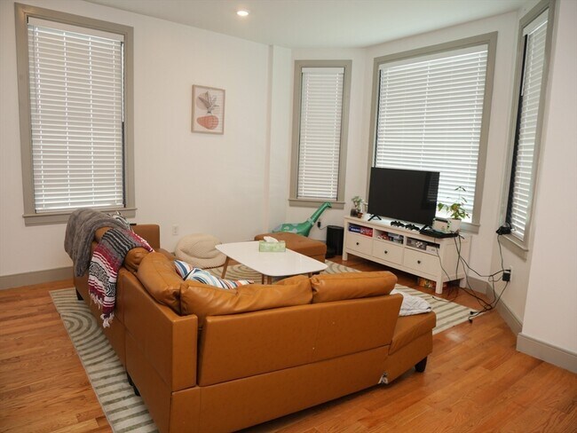 Building Photo - 15 Maywood St