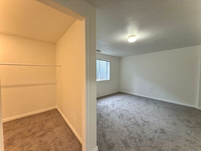 Building Photo - 4 Bedroom Clearfield Town Home Available i...