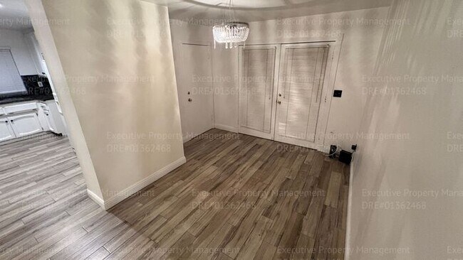 Building Photo - 3 bedroom 2 bathroom home with pool and near shopping centers.