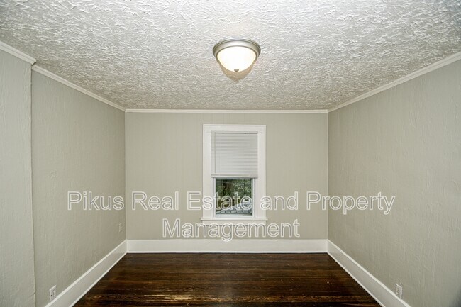 Building Photo - 487 Crouse St