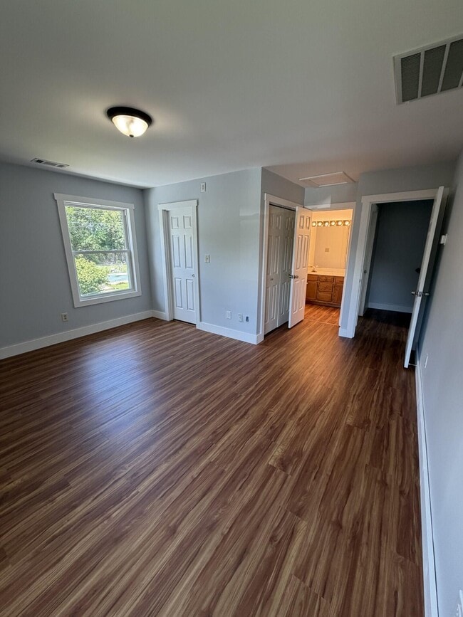Building Photo - 721 Wayland Dr