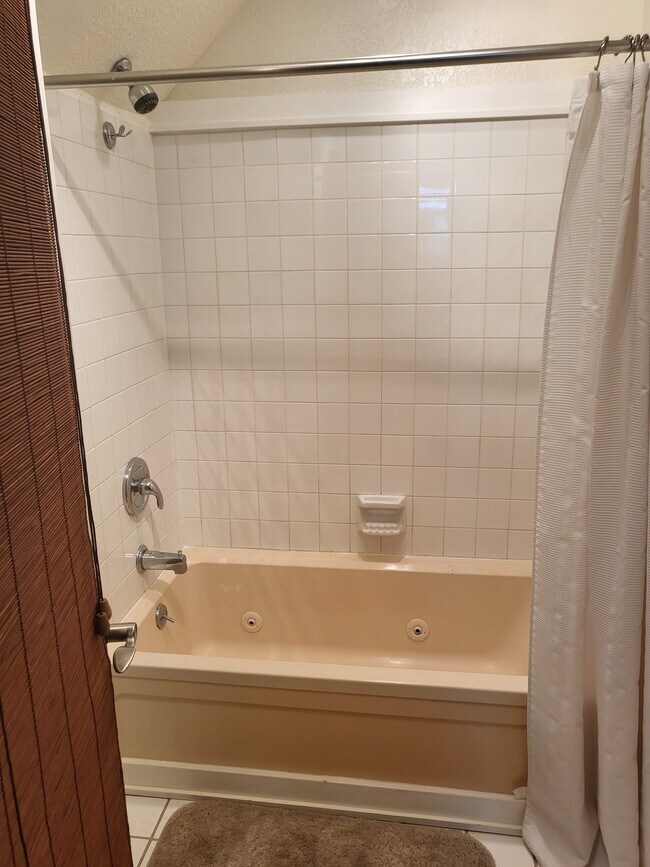 Upper Level Jacuzzi tub & Shower - 888 Davis Rd
