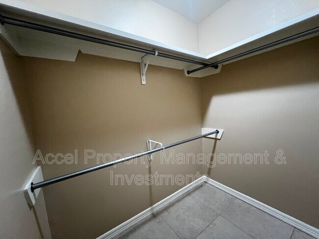 Building Photo - 2600 E Garfield Ave