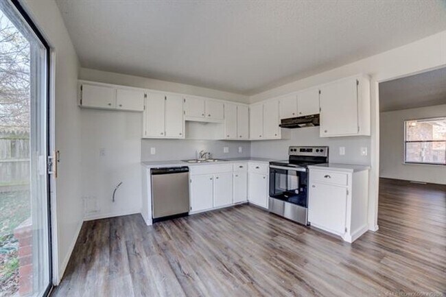 Building Photo - 3 Bed 2 Bath 2 Car Garage in Highly Desired Jenks Schools