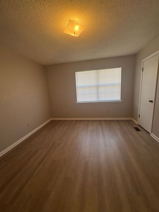 Building Photo - Daleville!   Close to the FT.  Rucker Gate!!!    LVP DOWNSTAIRS