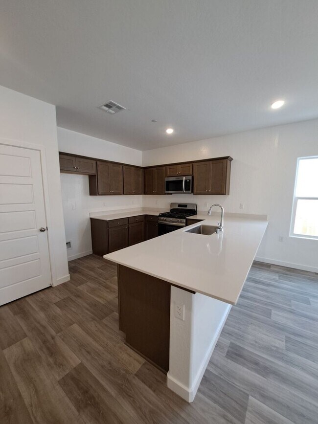 Building Photo - Beautifully Built Home! 3 bed, 2 bath