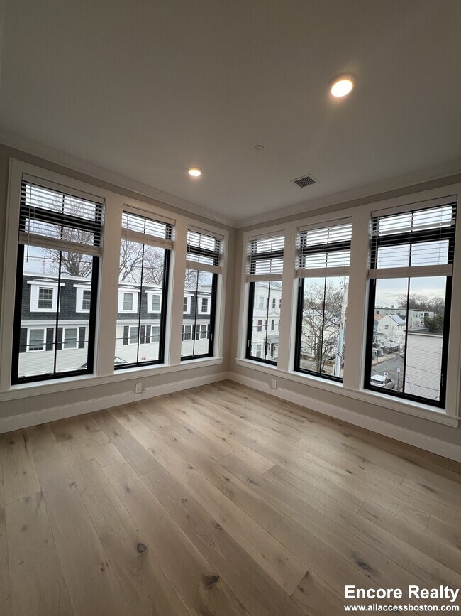 Building Photo - 157 Everett St