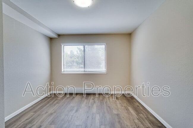 Building Photo - 297 Stonegate Cir