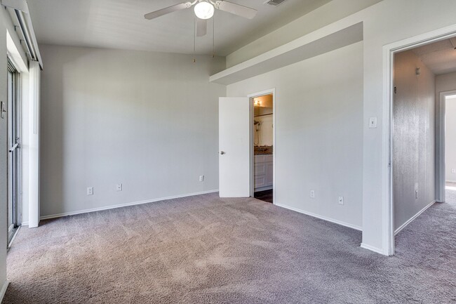 Building Photo - River Crossing Townhome - Downtown - Airpo...