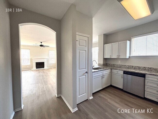 Building Photo - 701 Westport Rd