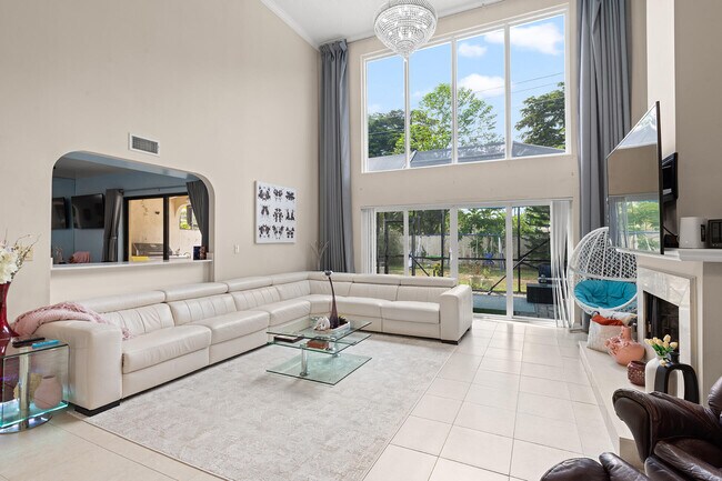 Building Photo - 9124 Villa Portofino Cir
