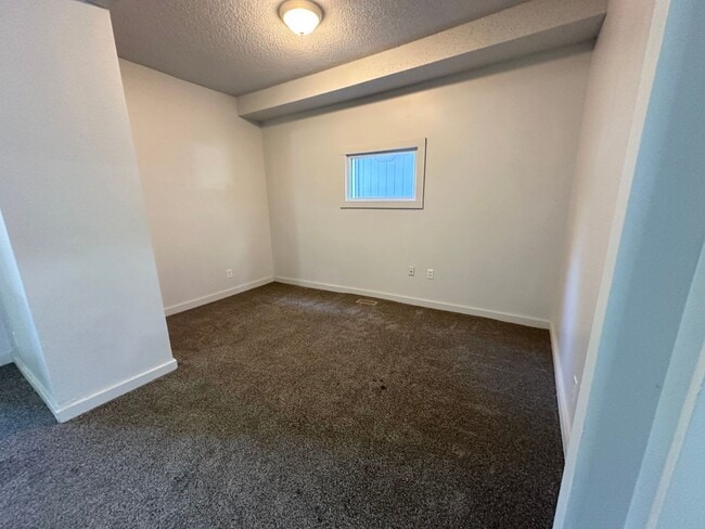 Building Photo - 4 bedroom / 2 bath home with lots of room!
