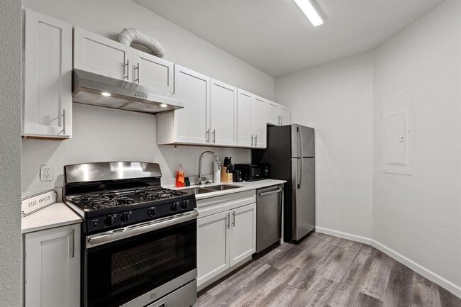 Building Photo - 911 W 22nd St