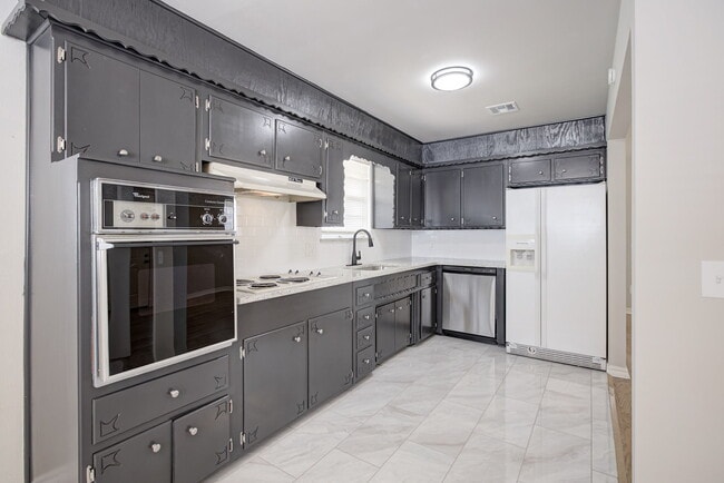 Building Photo - 1520 Brookdale Dr