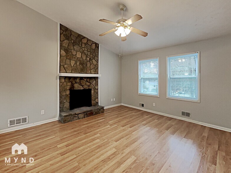 Building Photo - 737 Starcrest Ln NE