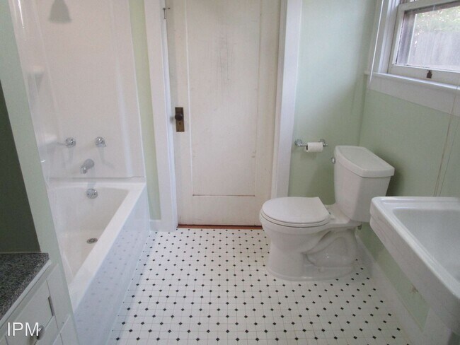 Building Photo - 2 br, 1 bath House - 146 West 2nd Avenue