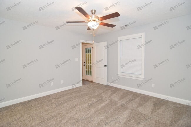 Building Photo - Like new 3 bed/3 bath single-family home f...