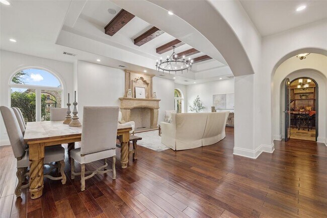Building Photo - 4805 Mirador Dr