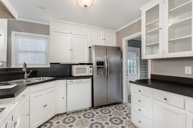 Building Photo - 8642 Daytonia Ave