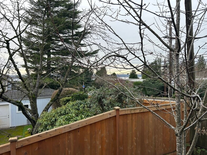 Building Photo - Kostar Duplex