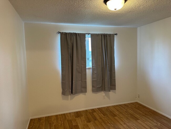 Building Photo - Updated 2 bed 1 bath dulpex in Springfield!