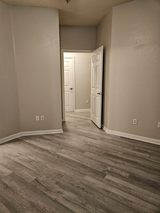 Building Photo - Nice 2/2 overlooking North Orange with Fireplace-FREE WATER/SEWER!