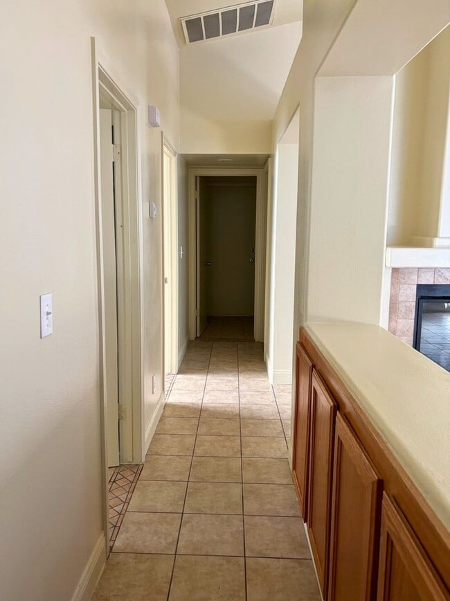 Building Photo - MOVE-IN READY 3BR/2BA SINGLE FAMILY HOME IN LAS VEGAS