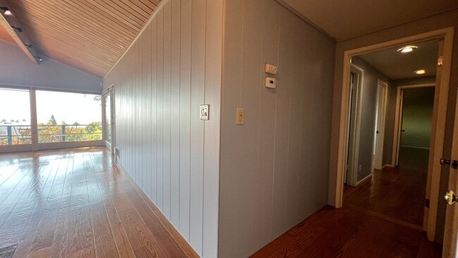 Building Photo - Mid-Century homes Rarely Available with Expansive Bay Views