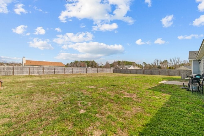 Building Photo - 3 Bedroom 2 Bathroom Home