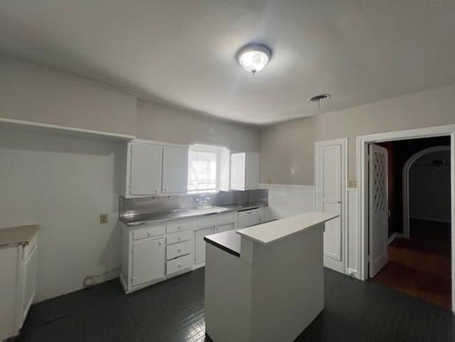 Building Photo - 3619 Fort Ave