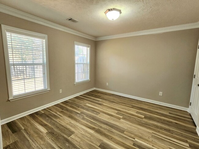 Building Photo - Like New Townhome