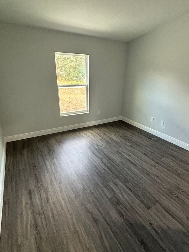 Building Photo - LIKE NEW DESIGNER HOME 3/2 READY FOR NEW F...