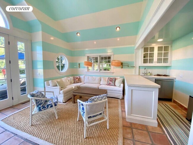 Building Photo - 20 Quogue St