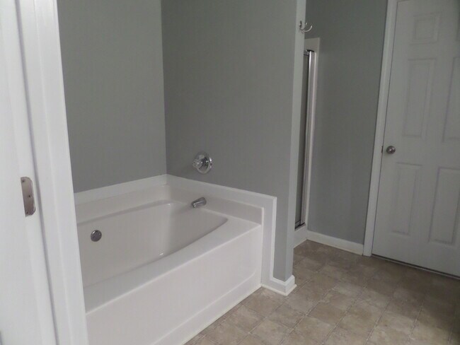 Building Photo - Rare 2 bed 2.5 bath  located in Kennesaw m...