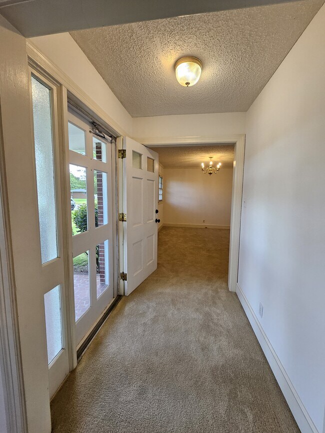 Building Photo - 207 Hooks Ave