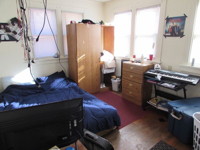 Building Photo - Spacious Madison 5-Bedroom with Yard, Park...