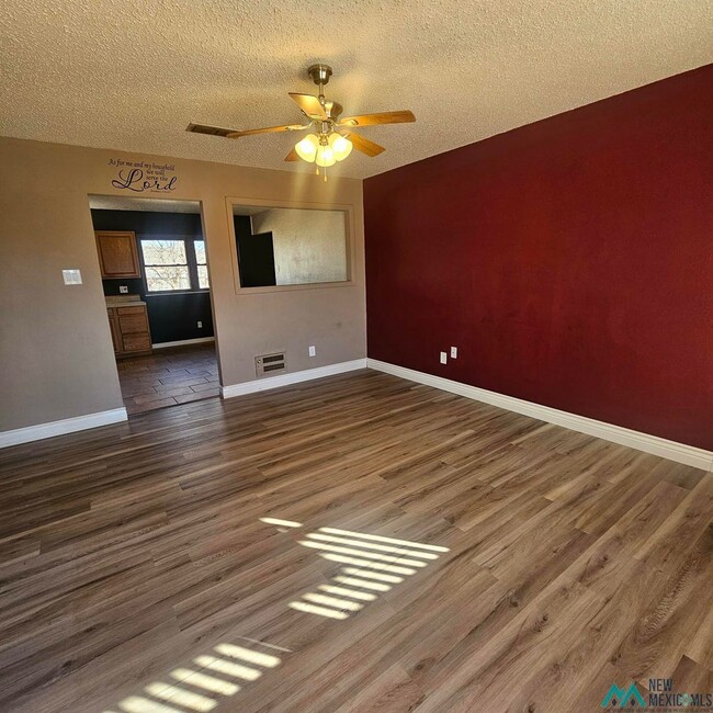Building Photo - Month-to-Month ONLY 3 bed/1 bath home for rent- Available now!! $1115/mo