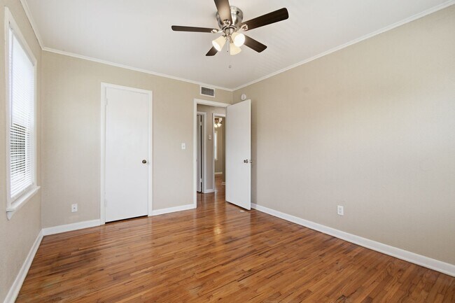 Building Photo - Charming 3 Bedroom 1 Bath near Route 66!