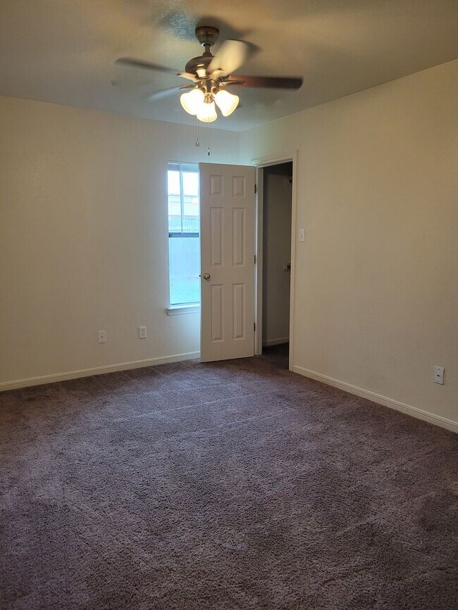 Building Photo - 1507 Nicholas Cir