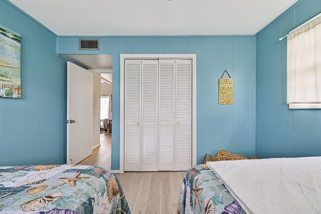 Building Photo - 16904 Beachcomber Dr