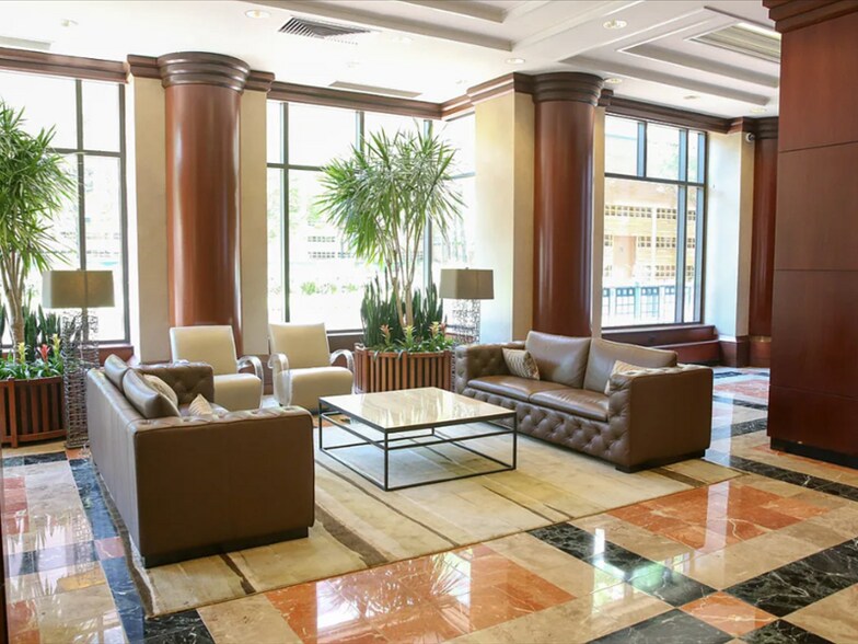 Building Photo - 175 E 96th St