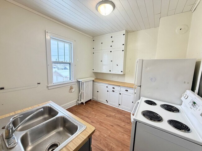 Building Photo - 2 Bedroom w/ Garage Option - AVAILABLE APRIL 24TH!