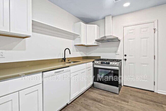 Building Photo - 3111 Azalea Dr