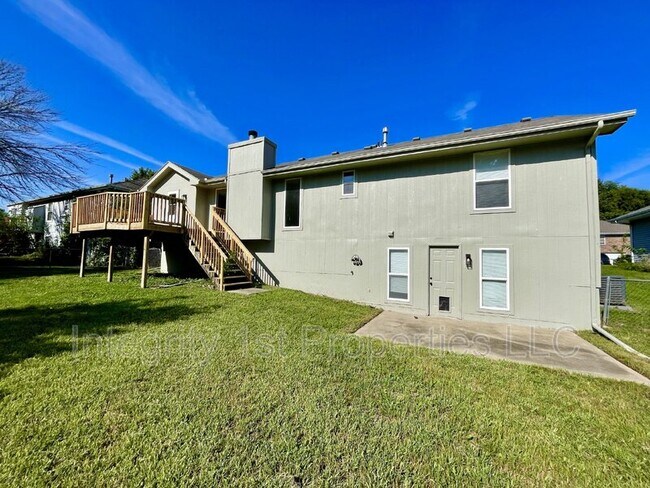 Building Photo - 905 SW Foxtail Dr